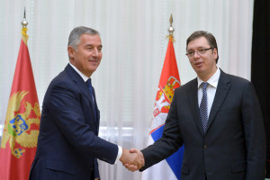 Montenegrin Prime Minister Milo Djukanovic (left) and Serbian Prime Miniter, Aleksandar Vucic (right) shaking hands.
