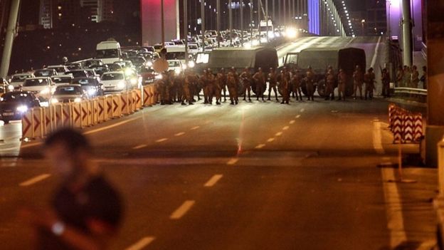 Soldiers blocking the Bosphorus Bridge on the night of July 15/ BBC image