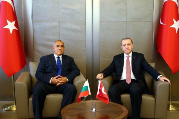 Turkish President Recep Tayyip Erdogan (R) meeting with Bulgarian Prime Minister Boyko Borisov (L) in Istanbul, August 26, 2016 / AFP PHOTO / TURKEY'S PRESIDENTIAL PRESS SERVICE / KAYHAN ÖZER 
