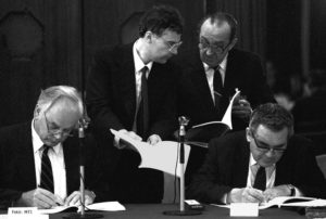 Willi Wapenhans, vice-president of the World Bank and János Fekete, the governor of the Hungarian National Bank, signing a loan agreement in 1985