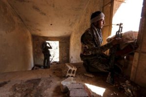  Kurdish People's Protection Units (YPG) fighters taking up positions inside a damaged building in al-Vilat al-Homor neighborhood in Hasaka city, Syria July 22, 2015. REUTERS/Rodi Said