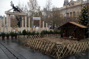 The Monument Commemorating the Victims of German Occupation, the protesters’ signs and the nativity scene in December, 2014 on Szabadság (Freedom) Square. Source: mancs.hu