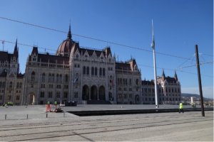 The new design of Kossuth Square with the parliament and the pond/barrier. Source: varosban.blog.hu