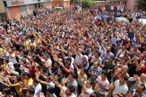 Gathering to hear Selahattin Demirtas during the thirty-six hour reprieve. Source: ozgurlukcusol.com