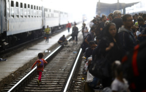 Migrants wait on a platform for a train at the Keleti train station in Budapest, Hungary, September 3, 2015 as Hungarian police withdrew from the gates after two days of blocking their entry. REUTERS/Leonhard Foeger - RTX1QUXB