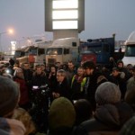 Communist Party Duma deputy Konstantin Rodin meets protesting truckers in Moscow Oblast, 4 December. Photo: (c) Grigory Sysoev / visual RIAN